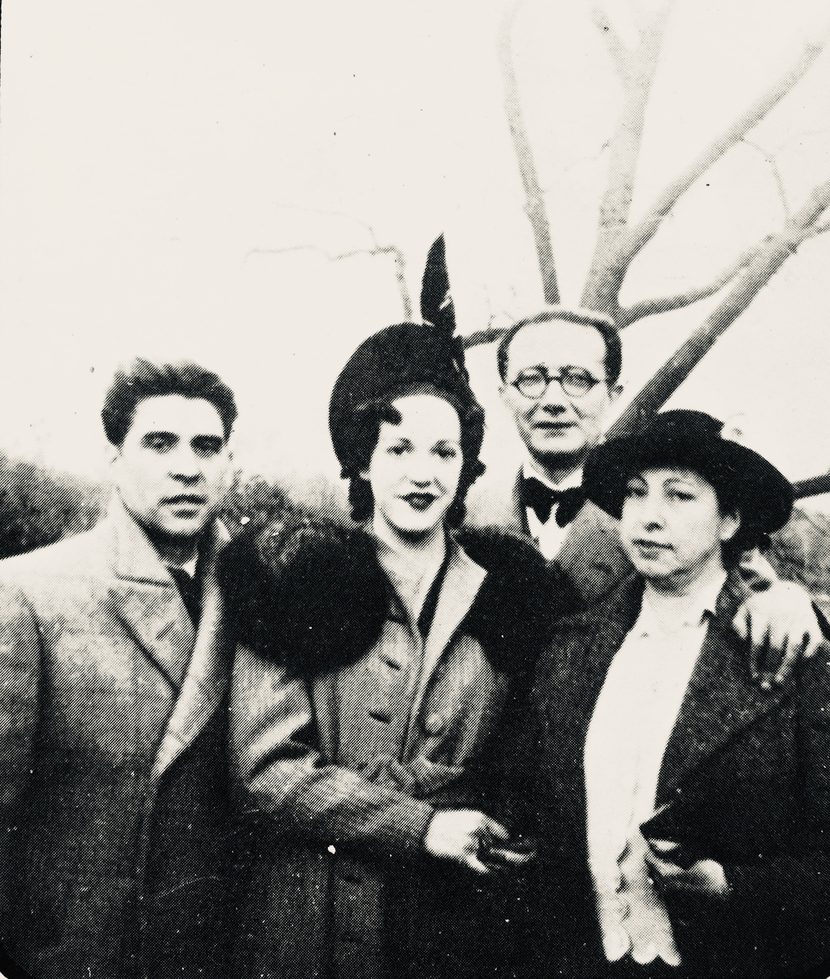 Luis Soto, María Docampo, Virxinia Pereira and Castelao in New York, in Luis Soto, "Castelao, a UPG e outras memorias" (1983)