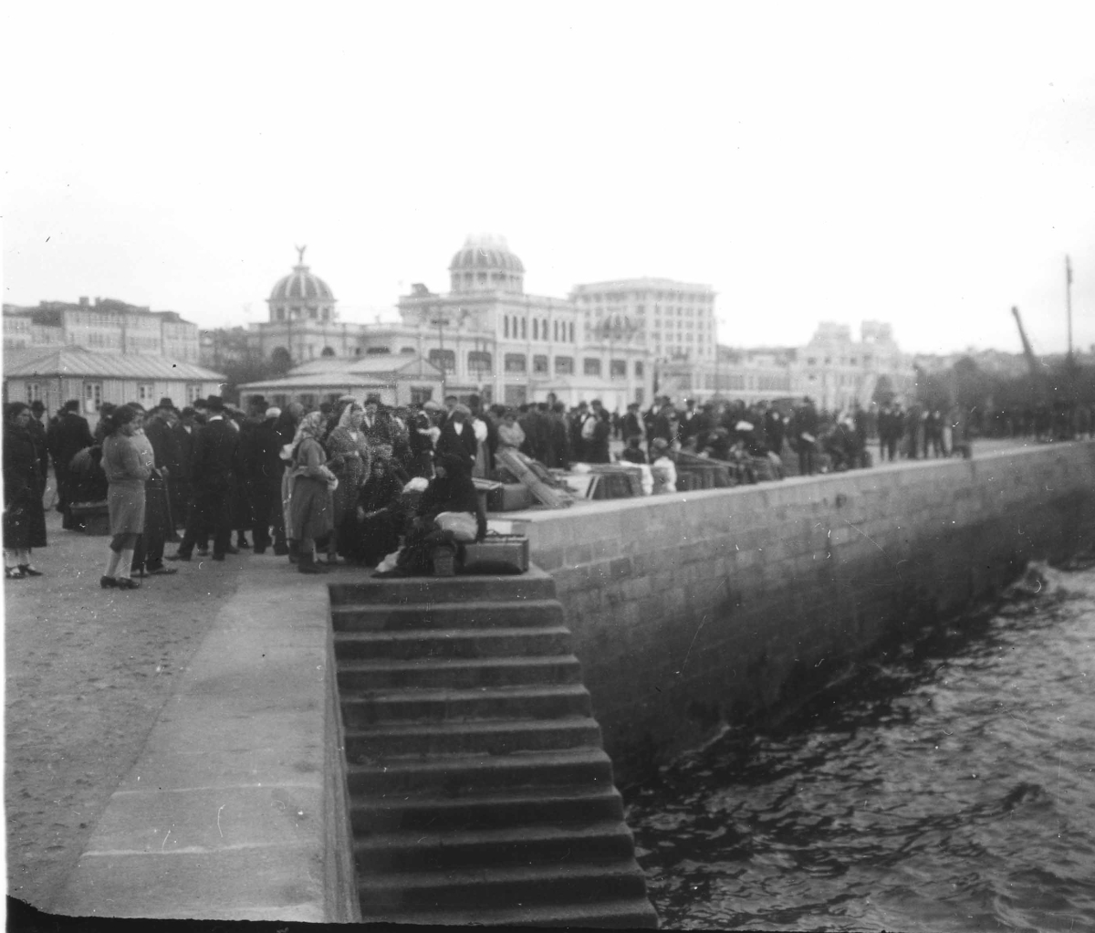 Emigrantes no peirao da Coruña (Arquivo do Reino de Galicia)