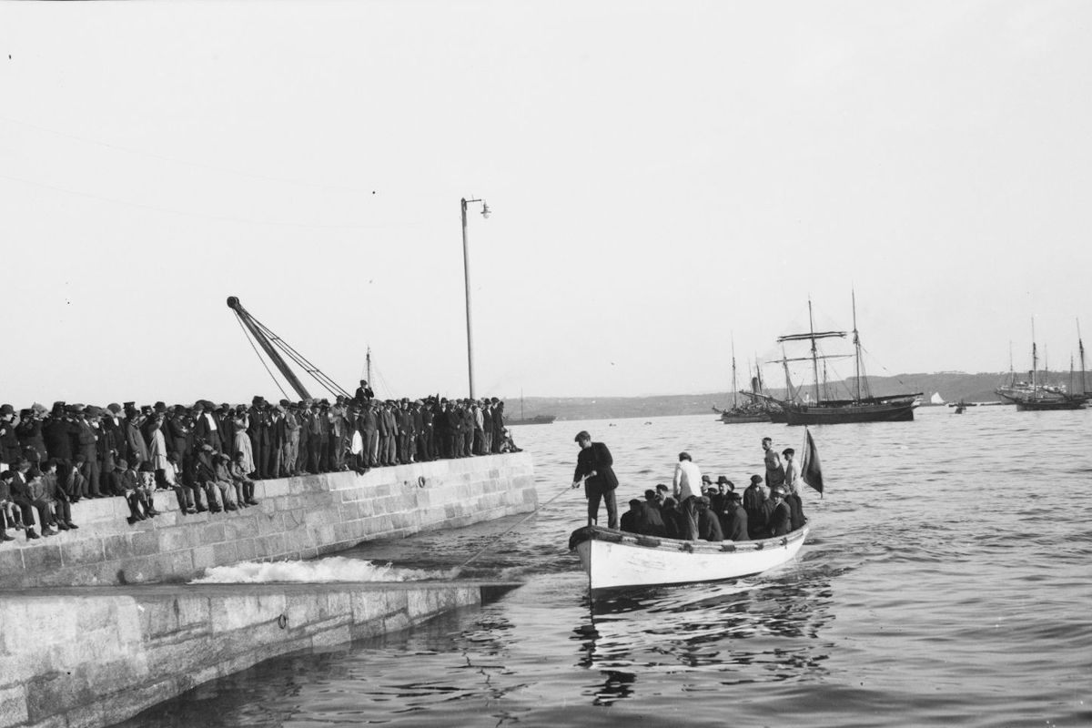 Emigrantes dirixíndose ao barco (Arquivo do Reino de Galicia)
