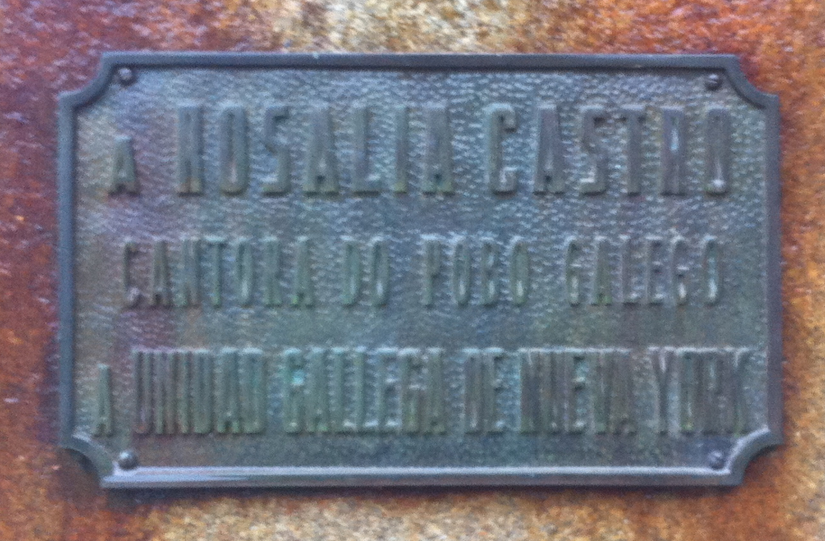 Plaque in the monument to Rosalía de Castro commemorating the visit of Casa Galicia to Compostela (1958) (personal collection)