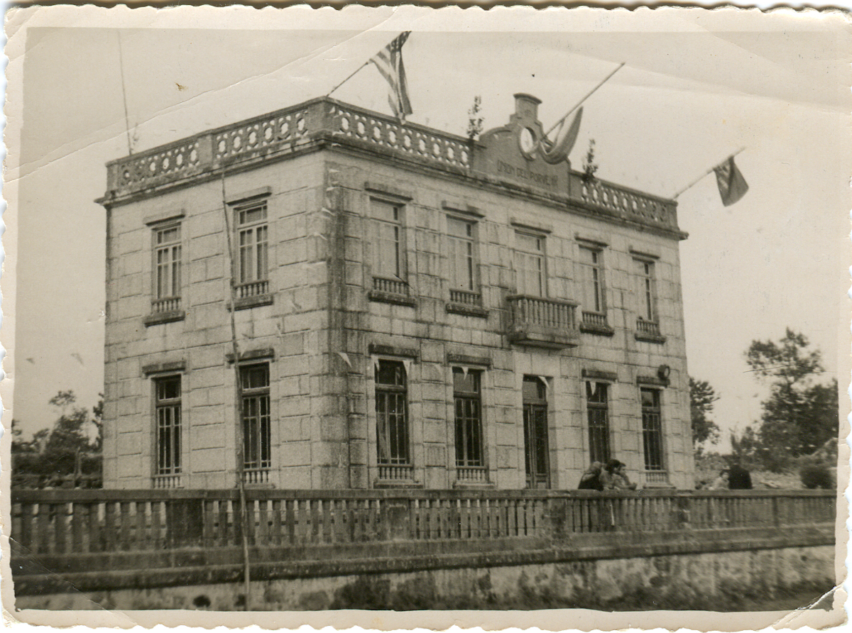 Edificio da Unión del Porvenir de Taborda e Piñeiro coa bandeira norteamericana (foto de Fernando Pino, xentileza de Natalia Jorge)