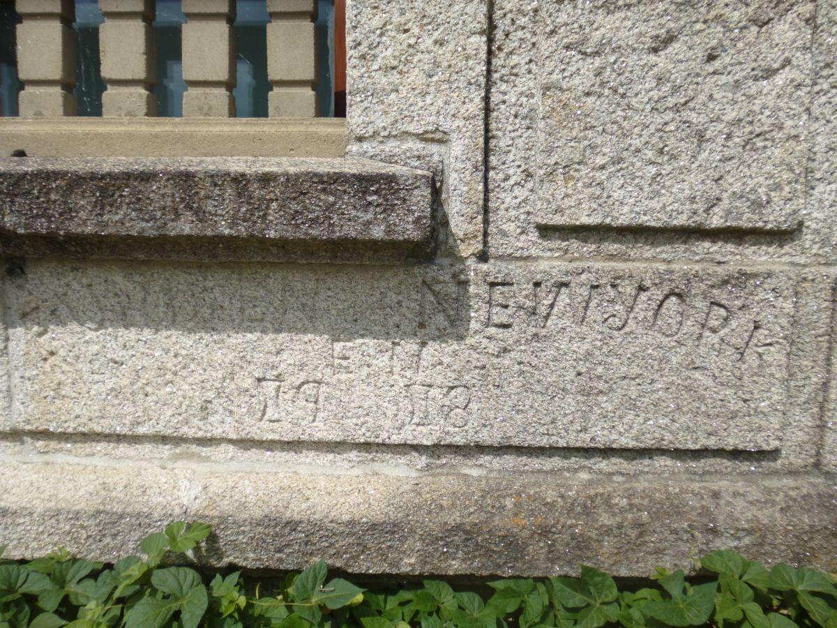 O nome de Nova York gravado na pedra do Edificio da Unión del Porvenir de Taborda e Piñeiro (colección persoal)